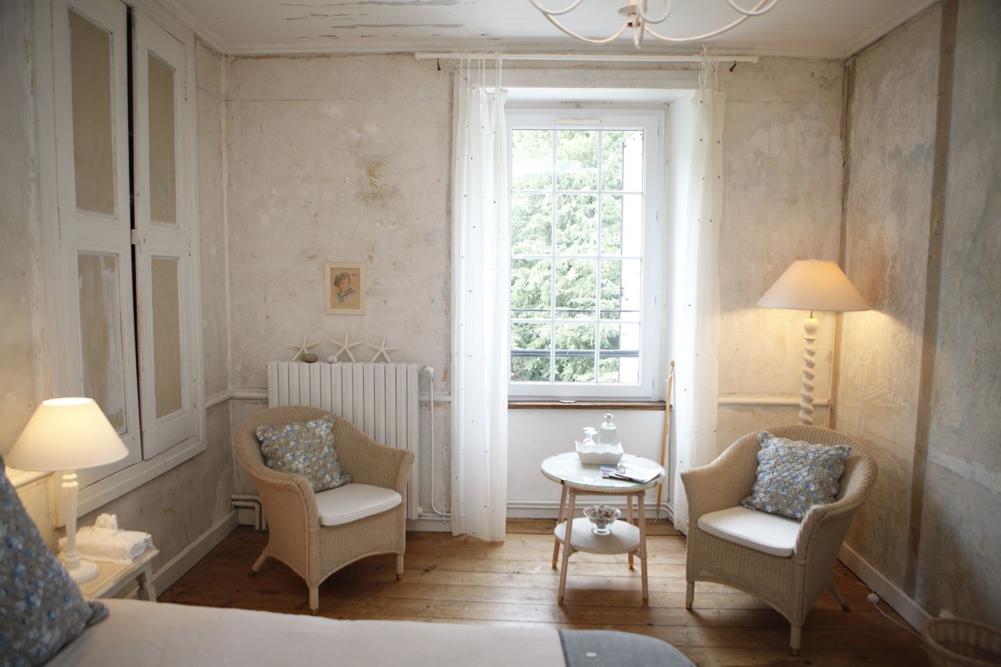 bretagne-bb-les-trois-freres-cream-bedroom-window